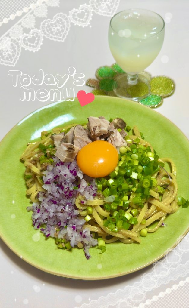 Arrangement of Black Tea Cold Pork Mazesoba