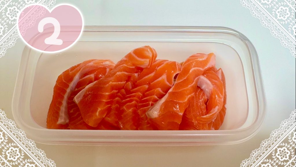 Marinated salmon rice bowl
Salmon preparation for sashimi