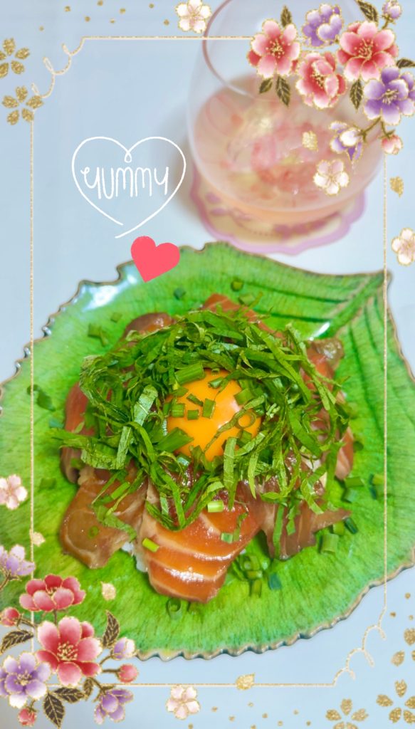 Marinated salmon rice bowl.
photo of arrangement.