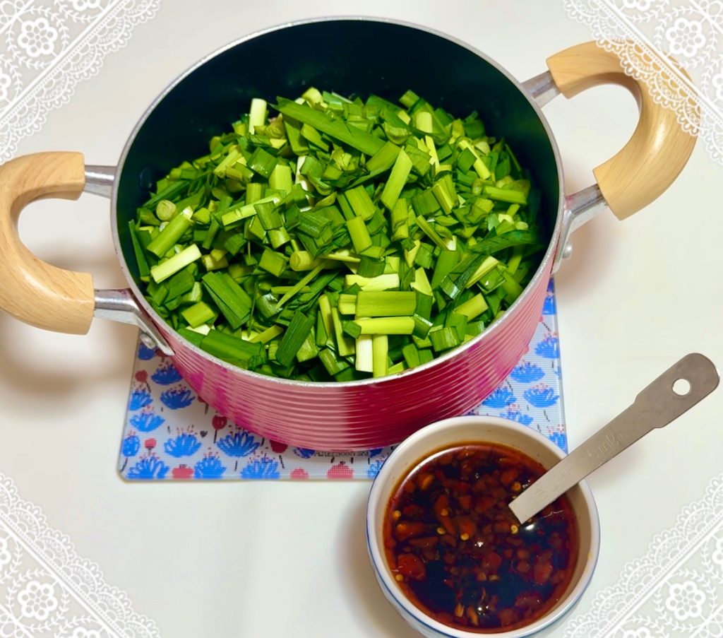 Add the Chinese chives cut into 1cm pieces and seasonings