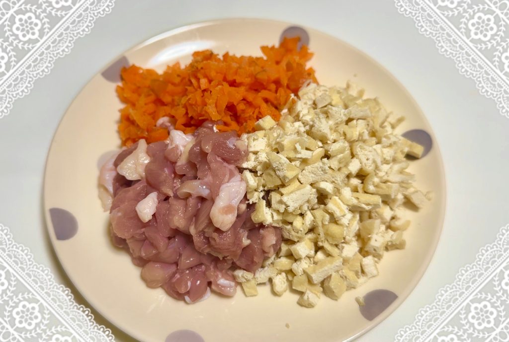 Cut the chicken, fried tofu, and carrots.