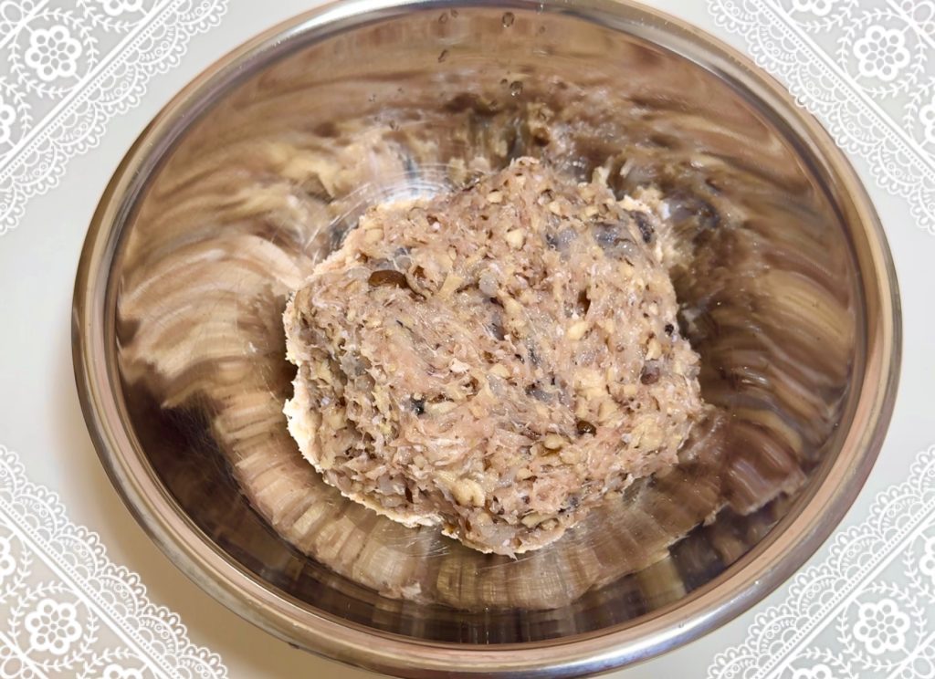 Knead the chicken and shrimp dumplings until sticky.
