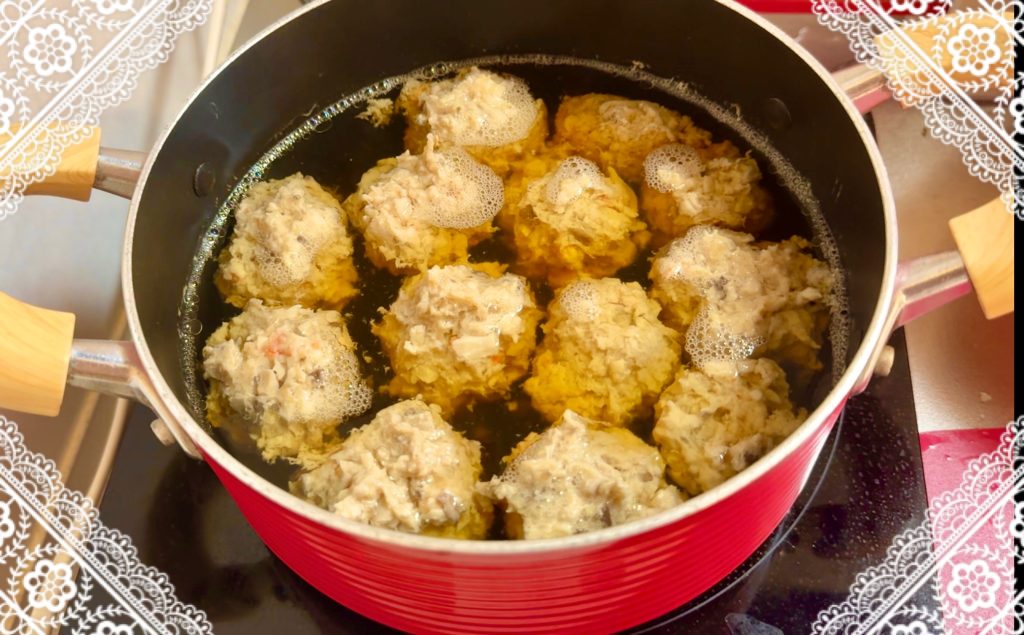 Boil chicken and shrimp dumplings in soup