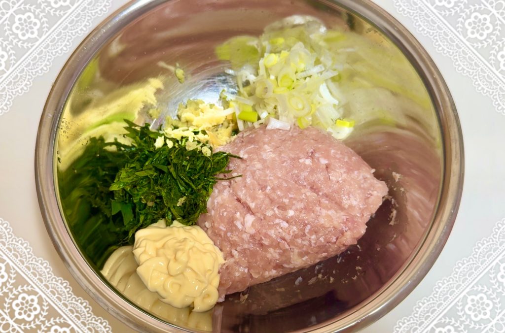 Place the minced chicken, shredded shiso leaves, chopped green onions, grated ginger, and mayonnaise in a bowl.