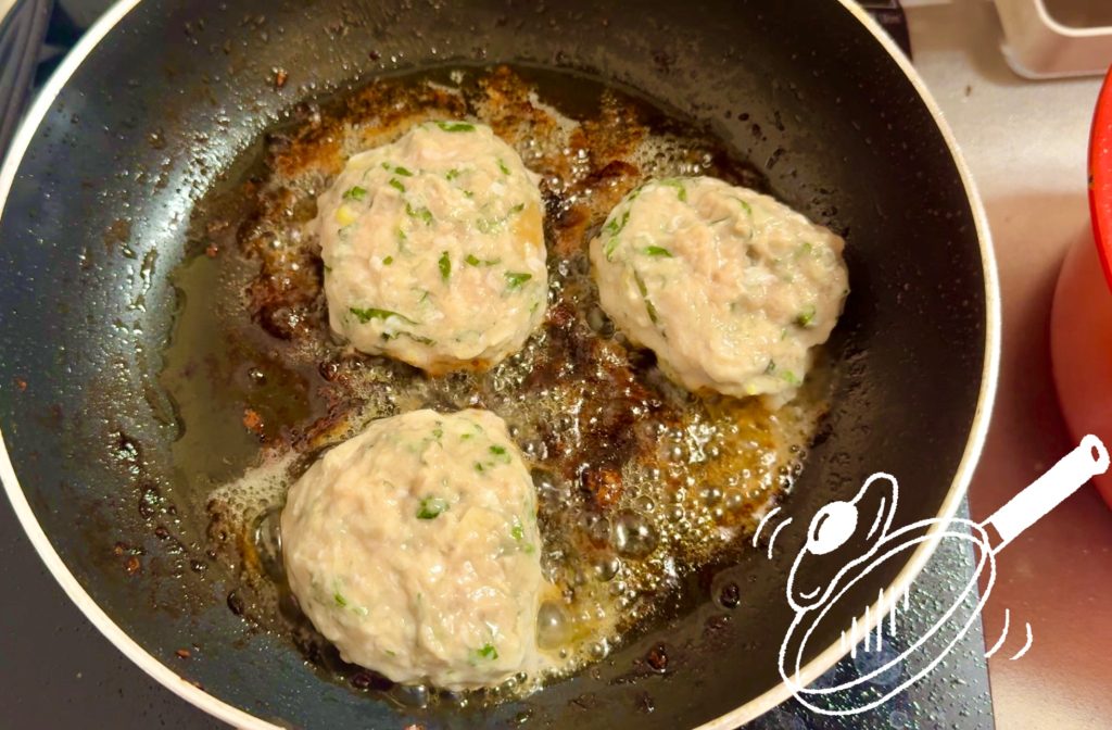 Fry the chicken meatballs in a frying pan with hot oil.