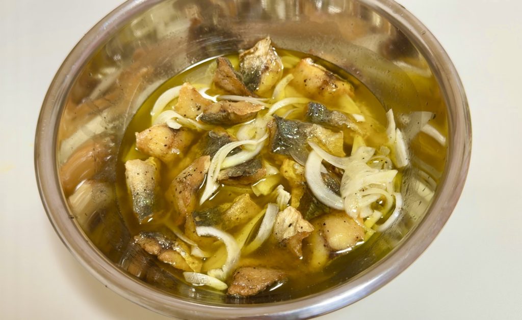 Dip the fried horse mackerel in the marinade