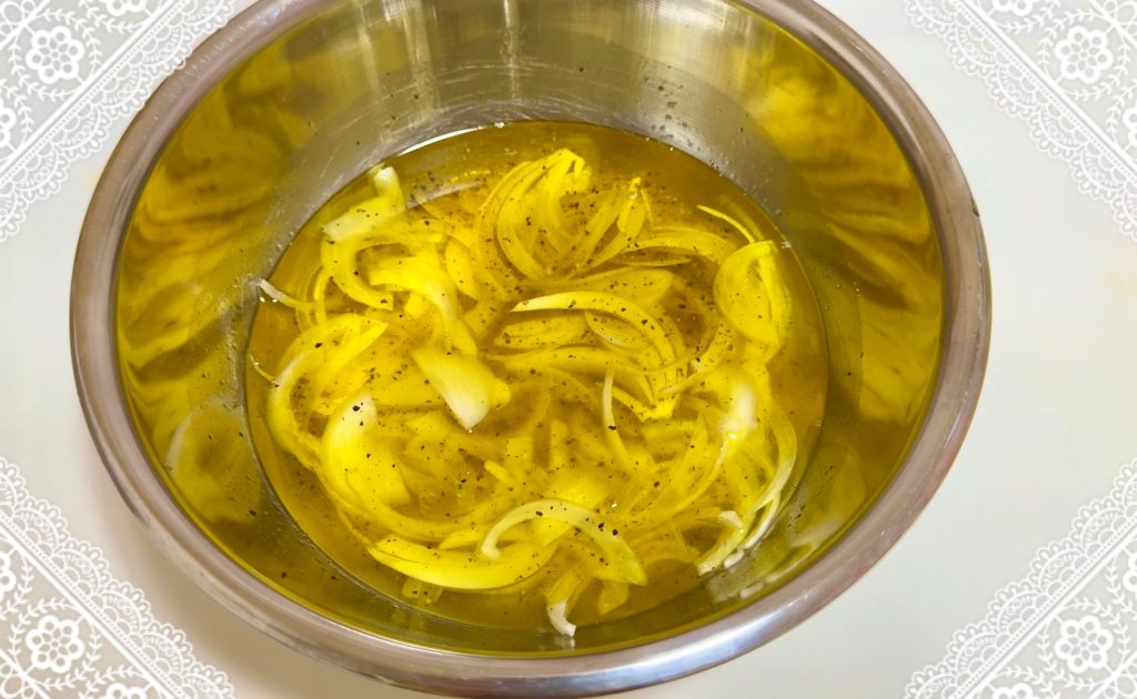 Add onions to the horse mackerel escabeche marinade