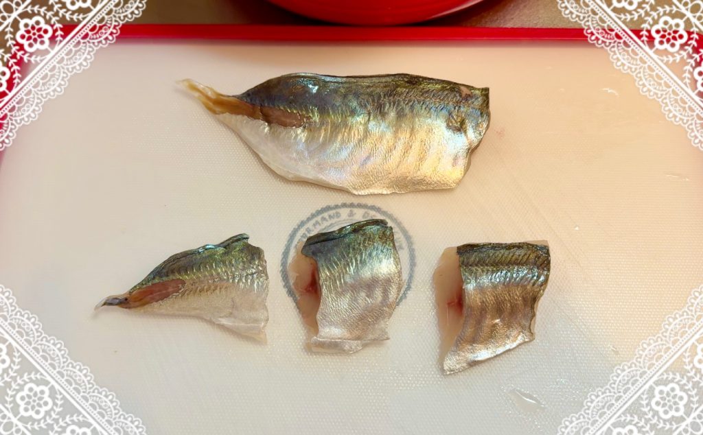 Cut the filleted horse mackerel into bite-sized pieces