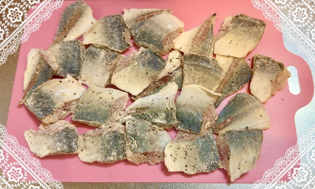 Season the horse mackerel with salt and pepper and coat with flour.