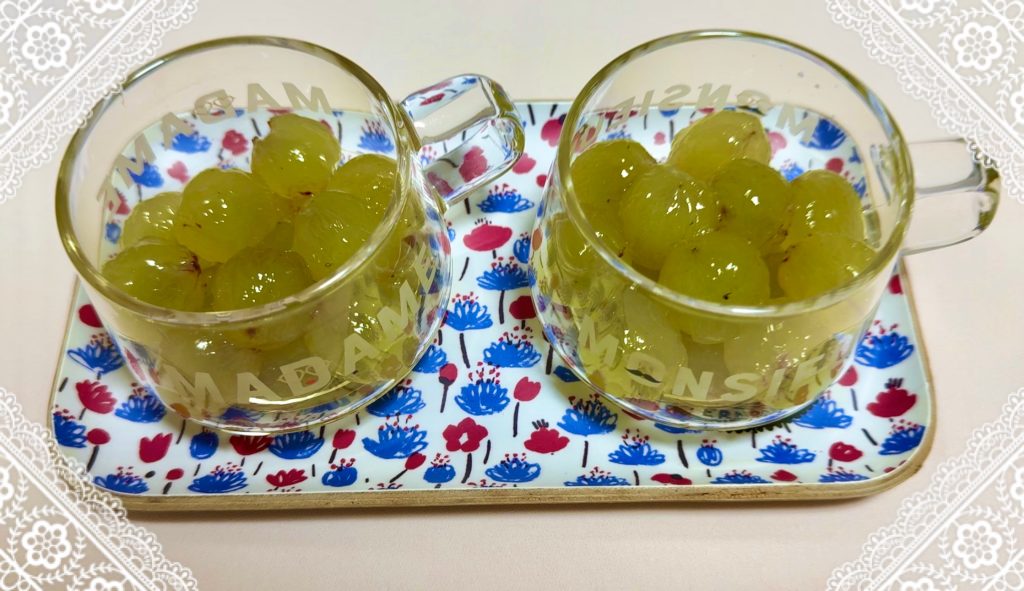 White wine grape jelly: Peel the grapes and place them in a container.