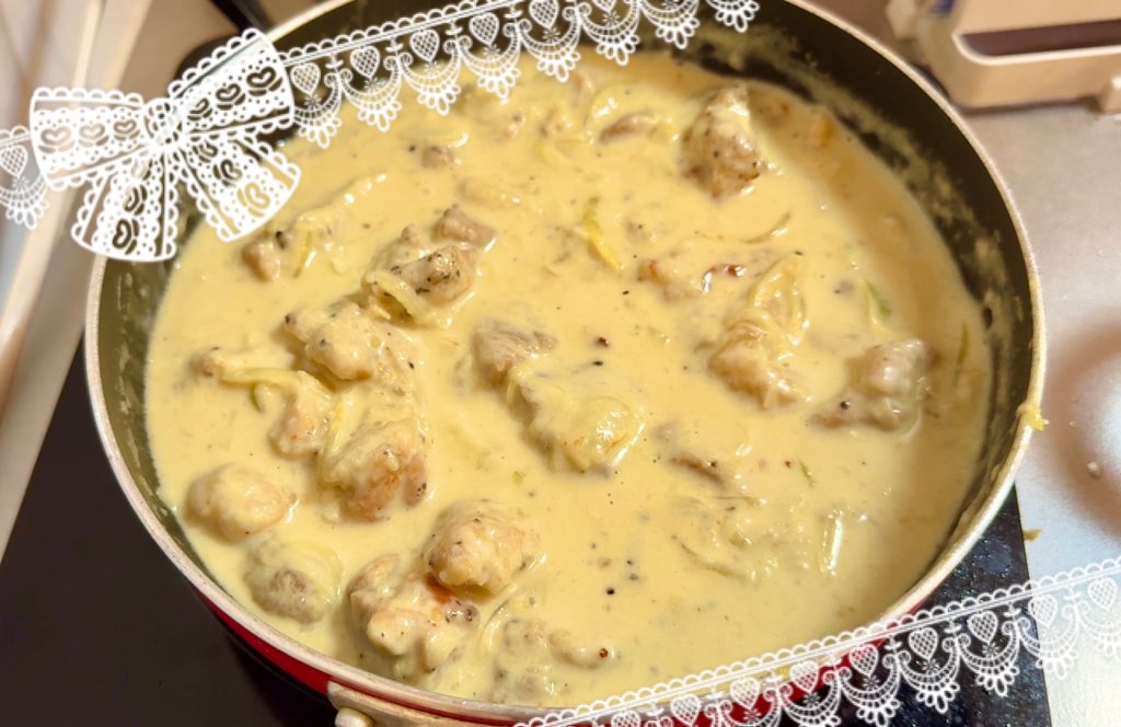 Shkmeruli, Finally, add the fresh cream and lemon juice and heat for a few minutes.