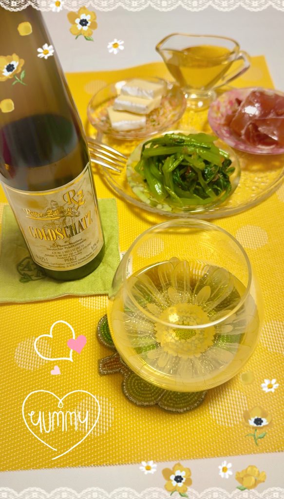 Dessert wine and snacks