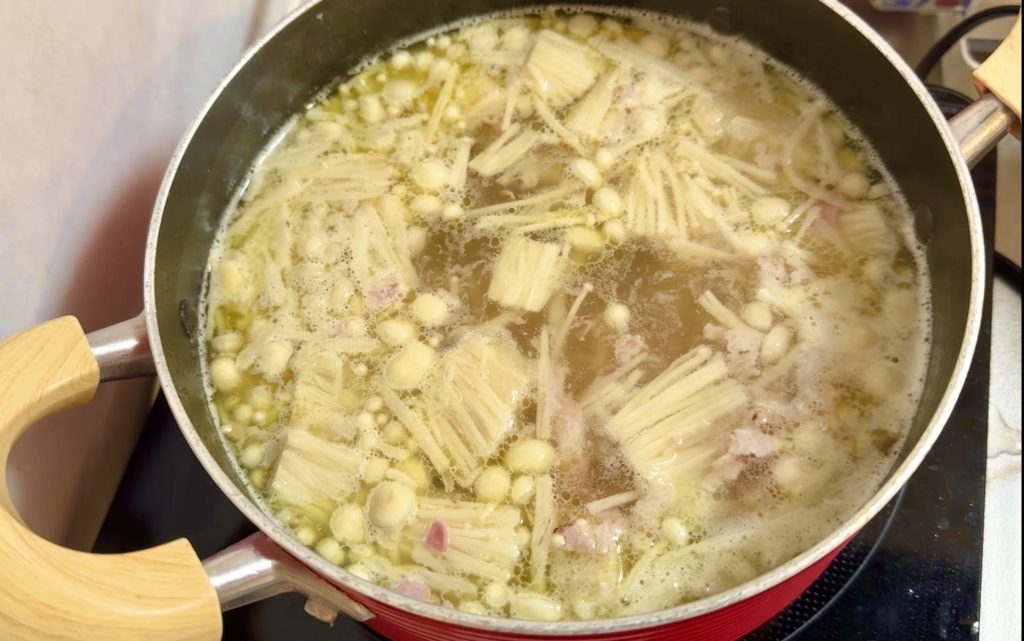 Enoki and Lettuce Soup with a Touch of White Wine How to make4