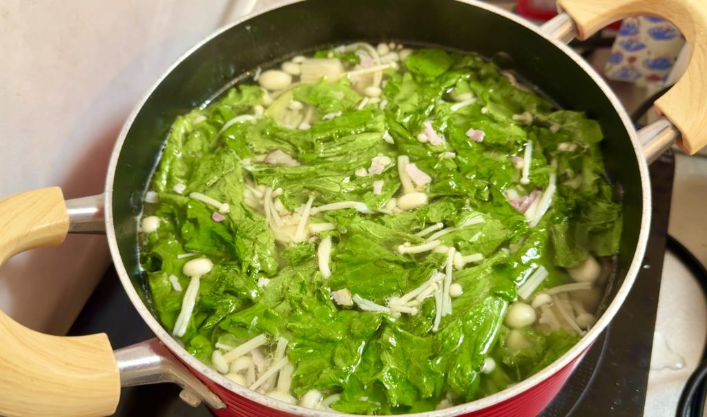 Enoki and Lettuce Soup with a Touch of White Wine How to make6