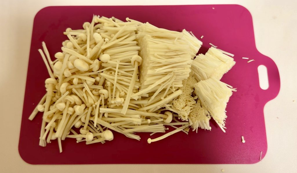 Enoki and Lettuce Soup with a Touch of White Wine How to make2