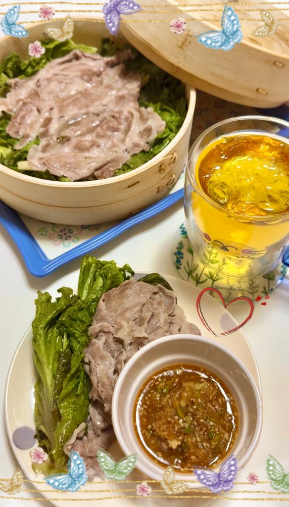 Pork and Lettuce Steamed in a Bamboo Steamer with Savory Garlic Sauce Completed photo 1