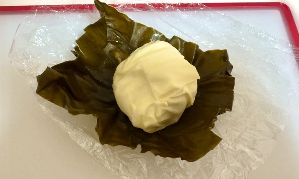 Kombu-Cured Mozzarella Cheese | A Rich and Elegant Appetizer for Wine and Sake How to make 3